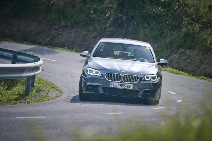 Pri modelu BMW M550d xDrive s triturbo šestvaljnikom, predhodnikom novega dizla, se je prvi turbinski polnilnik aktiviral tik nad prostim tekom, drugi se je pridružil pri poldrugem tisočaku, pri 2.700 vrtljajih pa še tretji. BMW M550d xDrive naj bi četrto turbino oziroma novi stroj dobil prihodnje leto. | Foto: 