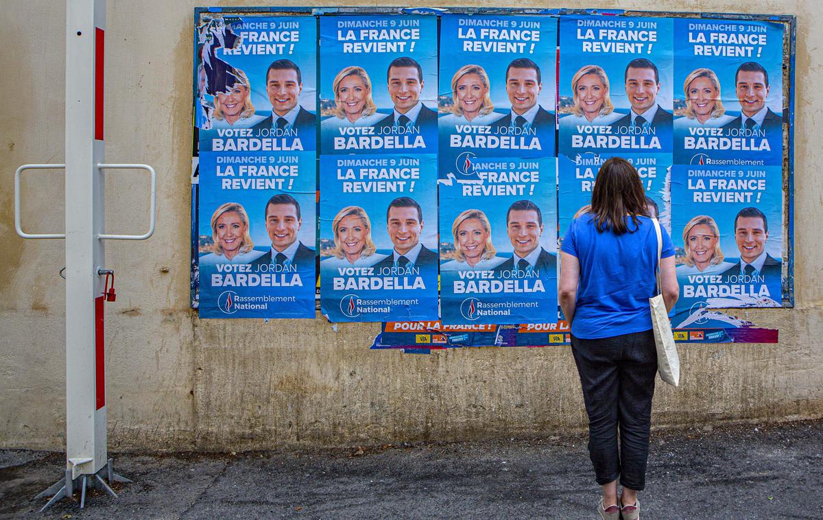 marie le pen Jordan Bardella | Prve meritve kažejo, da bo Nacionalni zbor na parlamentarnih volitvah zbral največ glasov, sledi mu Ljudska fronta (koalicija levih strank), stranka predsednika Emmanuela Macrona pa je šele na tretjem mestu.  | Foto Guliverimage