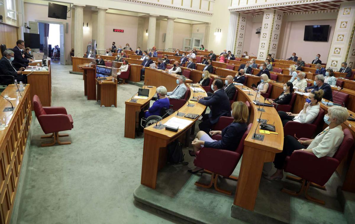 Hrvaški sabor | Zekanović je po trditvah članov sveta poleg zmerljivk pokazal sredinec neodvisnemu poslancu Ninu Raspudiću, potem pa se je na hodniku začel prerivati s članom Mosta Mirom Buljem, dokler ju niso ločili, poročajo hrvaški mediji. | Foto STA