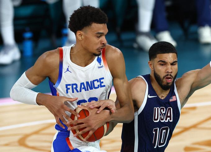 Victor Wembanyama in Jayson Tatum se pogosto videvata v ligi NBA, tokrat pa sta se potegovala za olimpijski naslov. | Foto: Reuters