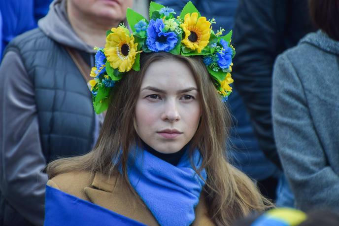 Ukrajinka | Ukrajinski in ruski narod sta dva sorodna pravoslavna vzhodnoslovanska naroda. Kljub temu pa med Ukrajinci in Rusi obstajajo tudi razlike. Ukrajinščina in ruščina se tako med seboj razlikujeta bolj kot na primer češčina in slovaščina, razlike med Ukrajinci in Rusi pa ugotavljajo tudi genetske raziskave. | Foto Guliverimage