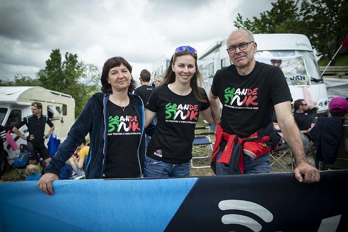 Erika, Srečko in Urša, starša in dekle Jana Tratnika. | Foto: Ana Kovač