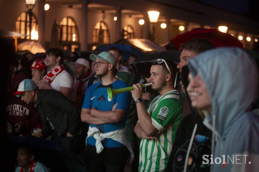 Spremljanje nogometne tekme Slovenija - Portugalska na POgačarjevem trgu v Ljubljani.