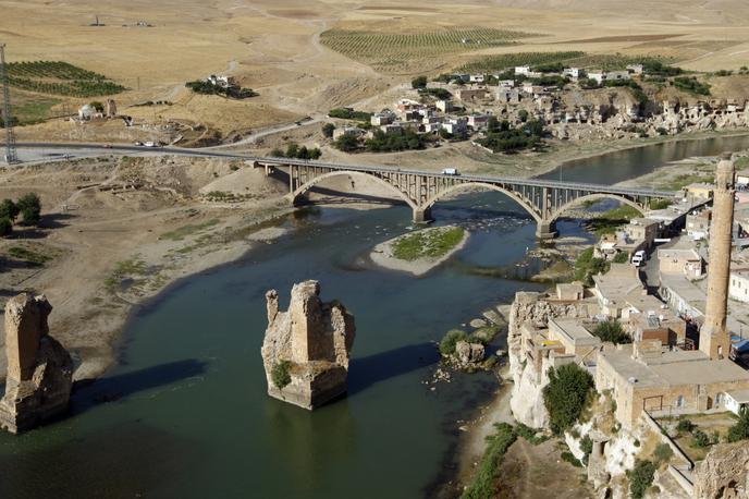 Hasankeyf, Tigris, Turčija | Mesto Hasankeyf je po ocenah zgodovinarjev, glede na to, kako dolgo v območju že živijo ljudje, staro od 10.000 do celo 12.000 let.  | Foto Reuters