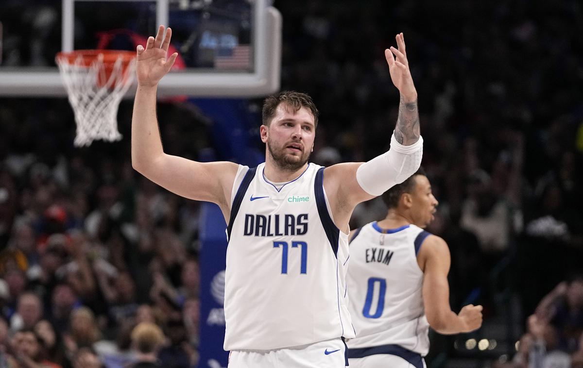 Luka Dončić | Luka Dončić je slavil novo zmago, a zaradi poškodbe predčasno končal tekmo z Golden State Warriors. | Foto Guliverimage