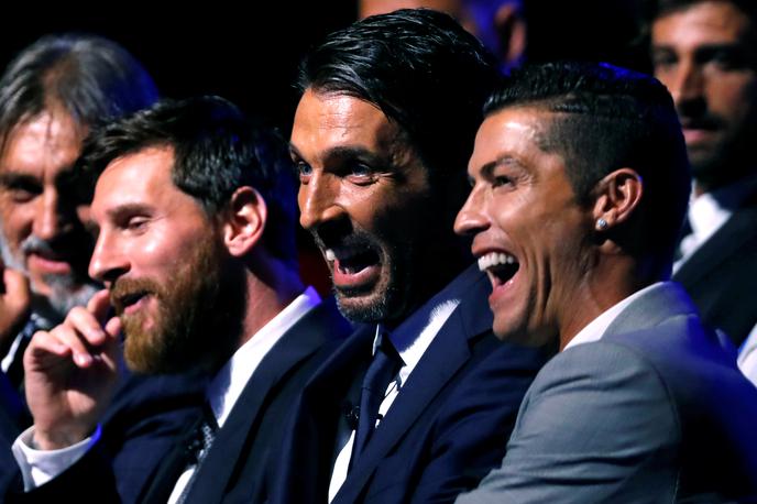 Buffon Ronaldo Messi | Trije velikani svetovnega nogometa. Slovenija se je že pomerila z Lionelom Messijem (levo), Gianluigijem Buffonom (v sredini), ki je večkrat gostoval v Sloveniji, a za razliko od sosedov na fotografiji ni prejel zlate žoge, danes pa bo prvič na slovenskih tleh nastopil še Cristiano Ronaldo (desno). | Foto Reuters