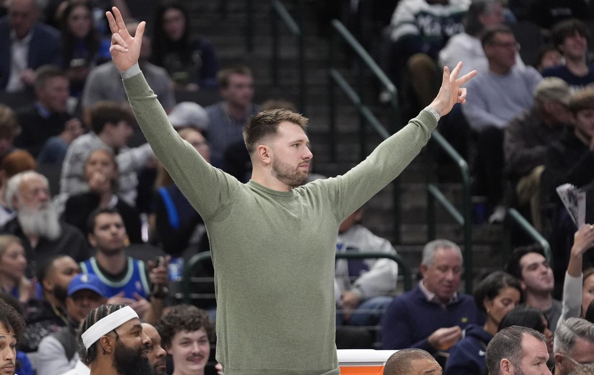 Luka Dončić | Luka Dončić je svoje soigralce spremljal s klopi in navijal. | Foto Guliverimage