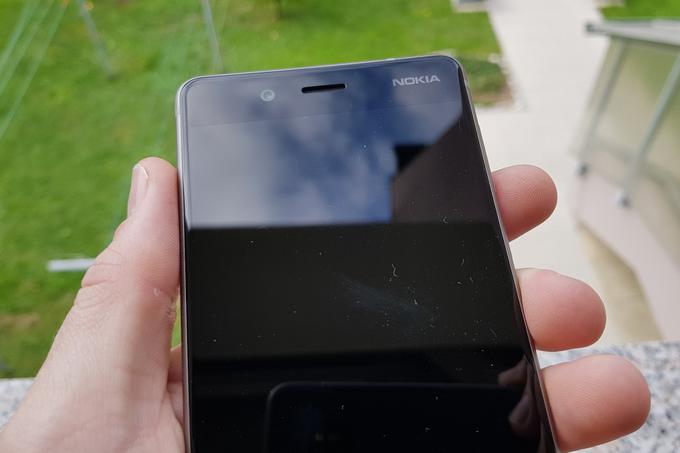 Če telefon z IP54, torej tudi Nokia 8, pade v bazen, je zgodbe zanj konec. | Foto: Matic Tomšič