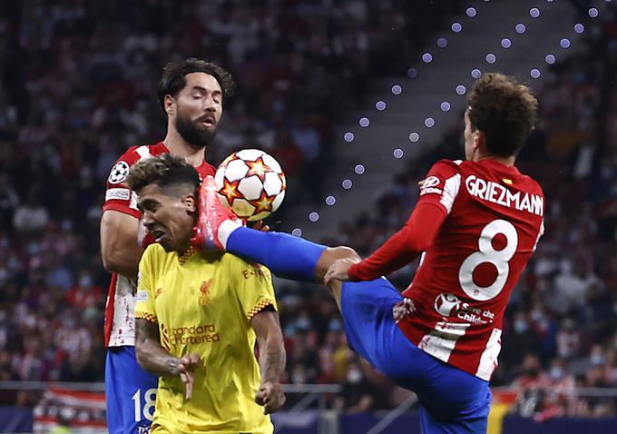 Trenutek, ko si je Griezmann prislužil rdeči karton. | Foto: Reuters