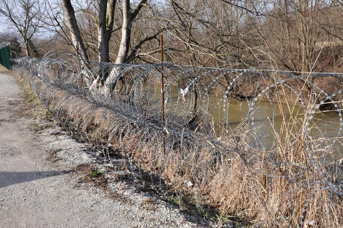 V večini poslanskih skupin so novelo načeloma pozdravili, nekatere pa imajo pomisleke glede višine odškodnin za uporabo zemljišč, na katerih so ob meji postavljene tehnične ovire. | Foto: STA ,