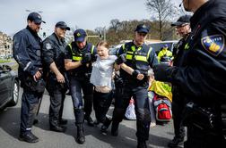 Greto Thunberg na protestih v Haagu dvakrat pridržali #foto