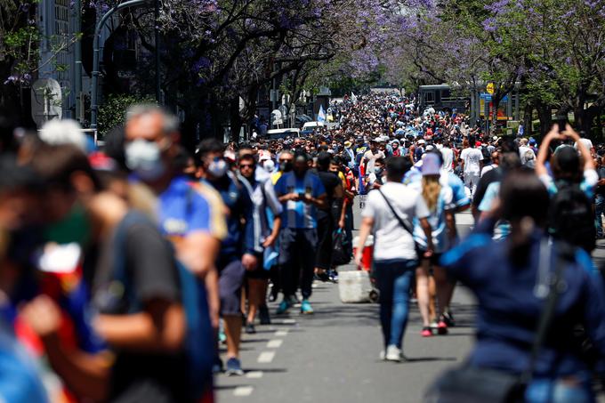 Kolone oboževalcev, ki so se prišli posloviti od svojega idola. | Foto: Reuters