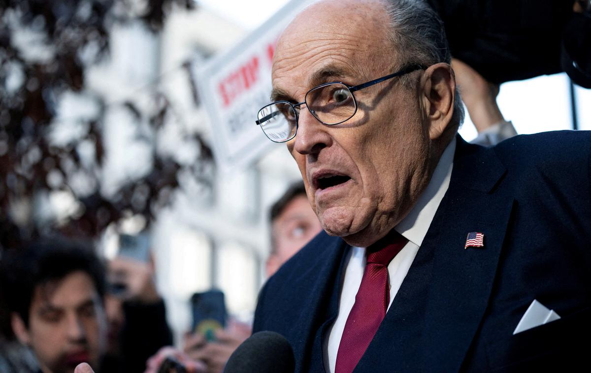 Rudy Giuliani | Nekdanjemu županu so pripisovali uspešne ukrepe za zmanjšanje kriminala v mestu in odločno vodenje New Yorka v času terorističnih napadov 11. septembra 2001. Zapletlo pa se je, ko je postal odvetnik nekdanjega predsednika Donalda Trumpa in je po volitvah leta 2020 vlagal brezpredmetne tožbe proti izidom volitev v številnih zveznih državah. | Foto Reuters