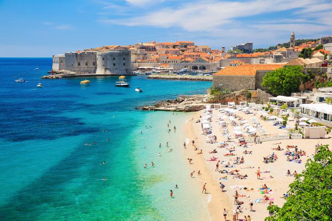 Na plaži in ob bazenih bo treba imeti ležalnike in brisače od drugih umaknjene vsaj meter in pol. | Foto: Getty Images