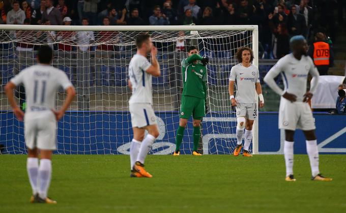 Napadalci Rome so se v drugem polčasu sprehajali skozi obrambo modrih kot na treningu. David Luiz, Gary Cahill in Antonio Rüdiger, obrambni trojček Chelseaja, so na trenutke delovali kot pionirji.  | Foto: Reuters