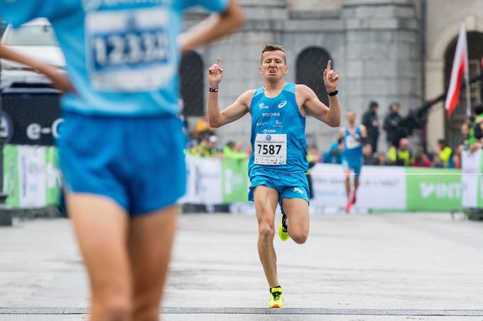 Kobeta že dlje časa pestijo poškodbe, a je stisnil zobe. "Prišel sem podpreti Ljubljanski maraton," je dejal Novomeščan, ki ga čez tri tedne čaka operacija noge. Po posegu bo približno pol leta odsoten s tekmovališč. | Foto: Sportida