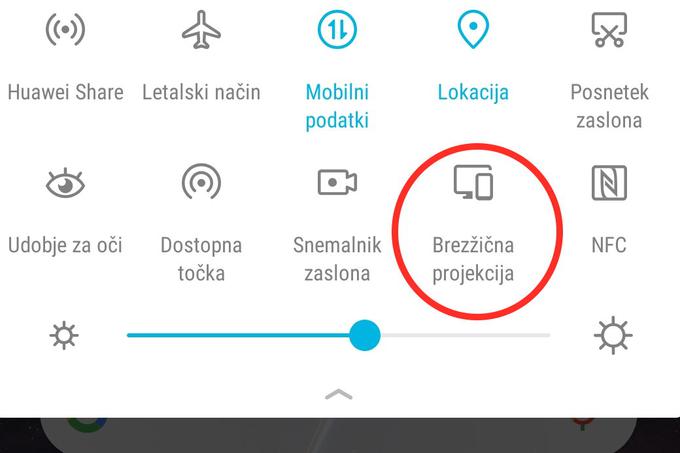 Na večini pametnih telefonov z operacijskim sistemom Android možnost za deljenje zaslona najdemo v meniju s hitrimi nastavitvami, ki ga odpremo tako, da na domačem zaslonu s prstom povlečemo od zgornjega roba proti spodnjemu. Poimenovanje te funkcije pri pametnih telefonih sicer ni standardizirano, je pa zaradi zelo zgovorne ikone skoraj vselej hitro jasno, kateri gumb bo pravi. Takole je na pametnih telefonih znamk Huawei in Honor. | Foto: Matic Tomšič