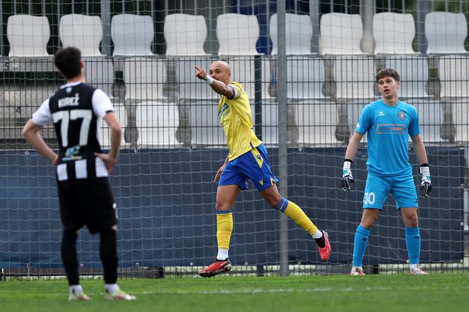 Timothe Nkada je v drugi minuti premagal 17-letnika med vratnicama Rogaške. | Foto: www.alesfevzer.com