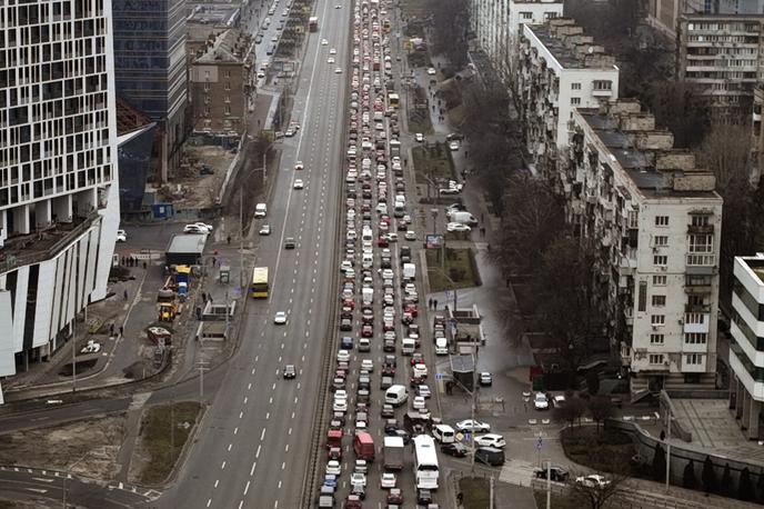 Ukrajina. Ljudje zapuščajo Kijev. | Grozljive napovedi so se uresničile: Rusija je napadla Ukrajino. | Foto Guliverimage/AP