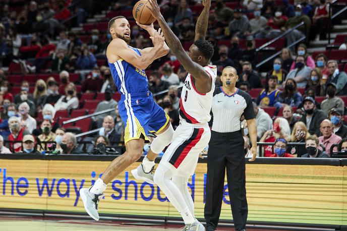 Stephen Curry | Tako je Stephen Curry skušal ob metu za tri točke izsiliti prekršek, po katerem bi lahko izvajal tri proste mete. Načrt se mu je izjalovil. | Foto Guliverimage