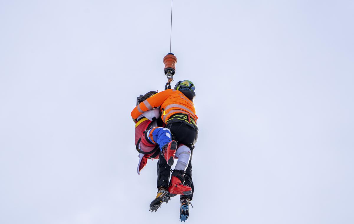 Bormio Marco Schwarz | Takole so nesrečnega Avstrijca dvignili na helikopter in odpeljali v bolnišnico. | Foto Guliverimage