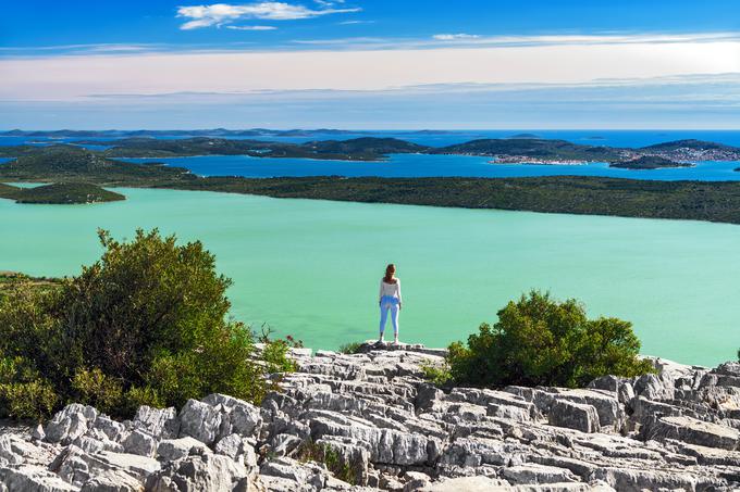 Spektakularen razgled na Vransko jezero! Odkrijte popolno harmonijo med neokrnjeno naravo in kristalno čistim Jadranom z razgledne točke Kamenjak. | Foto: Aleksandar Gospić