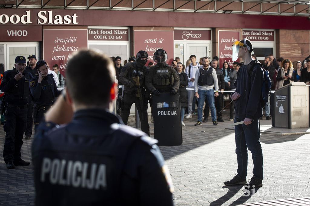 Moški z nožem grozi na Bavarskem dvoru.