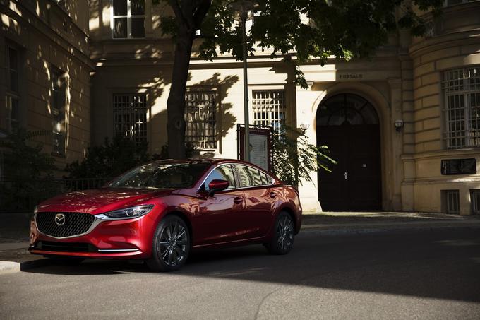 Zunanji videz v največji meri zaznamuje nov nos vozila s spremenjeno masko hladilnika in novimi žarometi LED. | Foto: Mazda