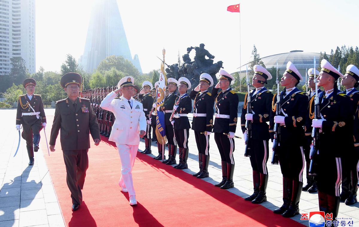 Miao Hua | Miao Hua (v beli uniformi) je vodil oddelek za politično delo komisije, najpomembnejši urad vojaške komisije na Kitajskem. | Foto Reuters