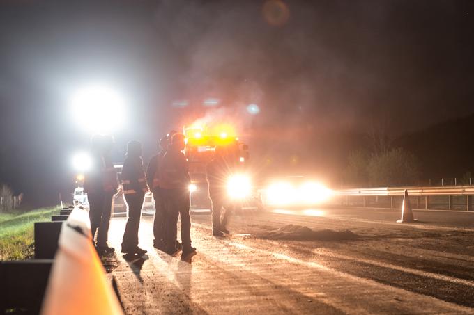 Vzdrževalci lahko ponoči začenjajo postopke krpanja asfalta (ponoči asfalt že rezkajo oziroma "frezajo" …), asfaltirati pa začnejo ob prvi svetlobi. | Foto: Klemen Korenjak