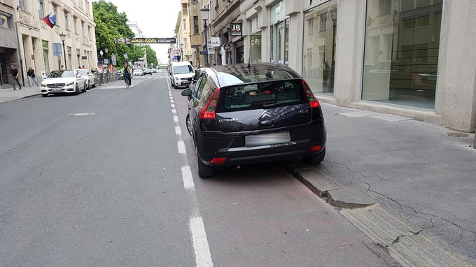 Predvsem v središču mesta so kolesarske steze v Ljubljani pogosto zasedene z avtomobili. | Foto: Gregor Pavšič