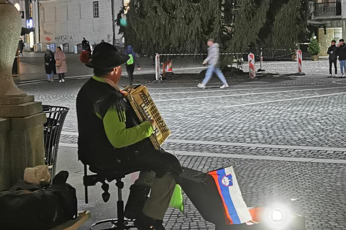 Harmonikaš | "Gospod je vstal, pobral denar, ki sta mu ga dala v kovček, in ga vrgel v mojega sina," je zapisala mama.  | Foto Aktivna Družina/FB