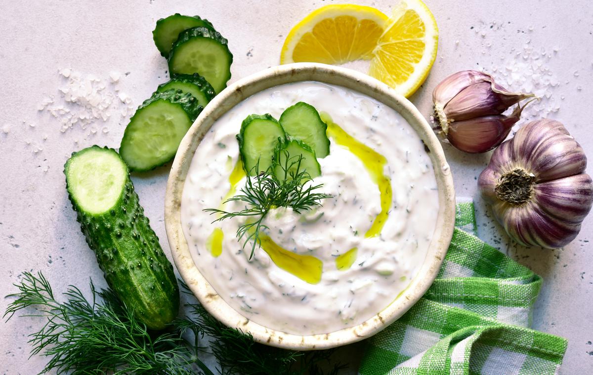 mlečne kumare, solata, tzatziki | Foto Shutterstock