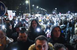 Srbski študenti prebili noč na blokadi, podprla jih je tudi Madonna #video