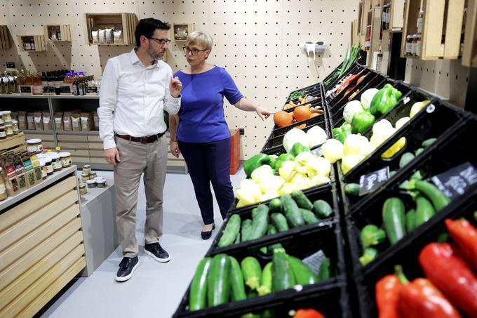 Predsednica republike Nataša Pirc Musar je danes obiskala podjetje Evrosad v Krškem, kjer se je seznanila z razmerami na terenu in nekaterimi primeri dobrih praks zaščite pridelkov pred ekstremnimi vremenskimi pojavi. | Foto: Matic Prevc/STA