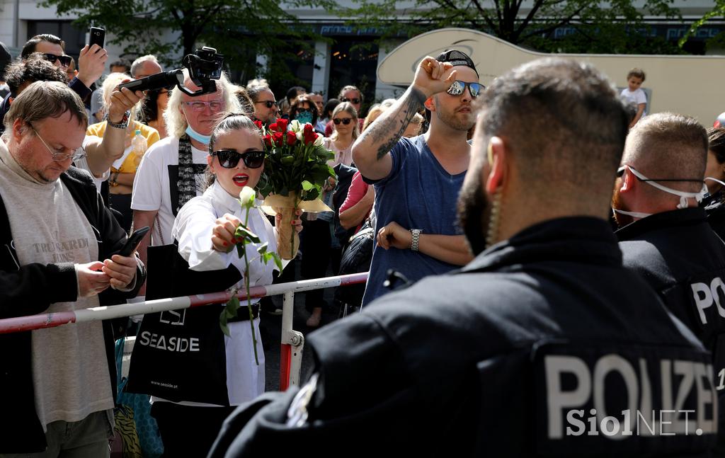 Protesti v Berlinu proti ukrepom zaradi koronavirusa