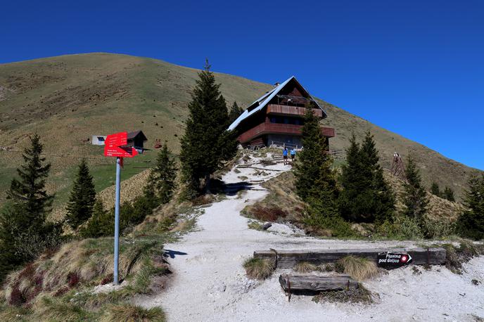 koča na Golici | V minulem letu so v društvu največ aktivnosti za izboljšanje poslovanja usmerili v Kočo na Golici, ki je edina v oskrbi društva. Z novim rezervacijskim sistemom in prisotnostjo na družbenih omrežjih ter z drugimi ukrepi jim je uspelo promet v koči povečati za 50 odstotkov v primerjavi z letom pred tem. | Foto Matej Podgoršek