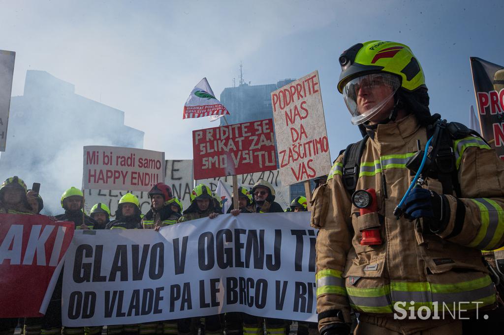 Protestni shod poklicnih gasilcev pred poslopjem vlade. gasilci