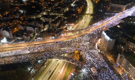 Blokada Autokomande: protestniki igrali košarko, plesali kolo, pekli odojka in prenočili v šotorih #foto #video