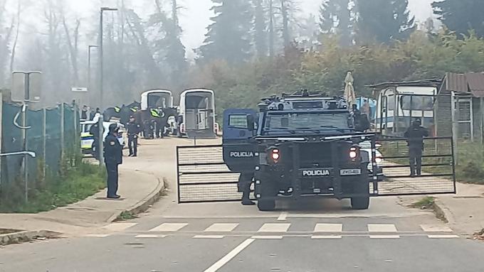 Na kraju je bilo več policistov in specialna enota policije.  | Foto: Komunala Novo mesto