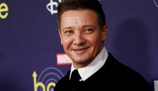 Zvezdnik Maščevalcev Jeremy Renner izredno hudo poškodovan med pluženjem snega