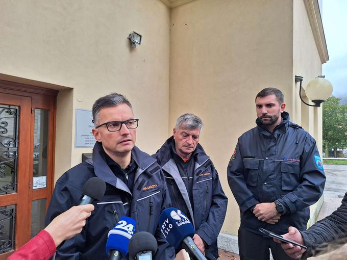 Kot je dejal minister Šares, vedno zagovarja takšno ukrepanje, da "sil ni nikoli preveč". "Bolje jih je imeti več v pripravljenosti, pa potem ne uporabiti, kot pa obratno," je dejal. | Foto: Matic Prevc/STA