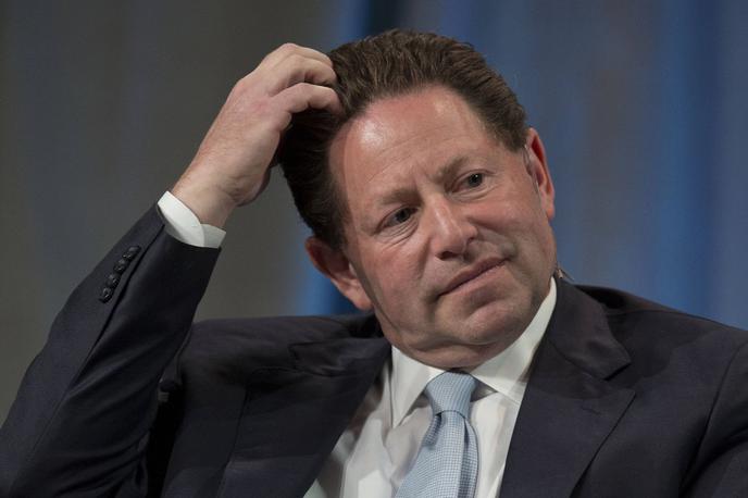 Bobby Kotick, Activision Blizzard | Bobby Kotick je bil v letu 2020 po podatkih združenja ameriških sindikator eden od najbolje plačanih direktorjev v Združenih državah Amerike. S plačo, nagradami za uspešnost in različnimi kompenzacijami je zaslužil 154 milijonov dolarjev oziroma 135 milijonov evrov. V primeru, da bi ga podjetje Activision Blizzard zamenjalo, bi mu pripadlo še dvakrat toliko odpravnine. | Foto Guliver Image