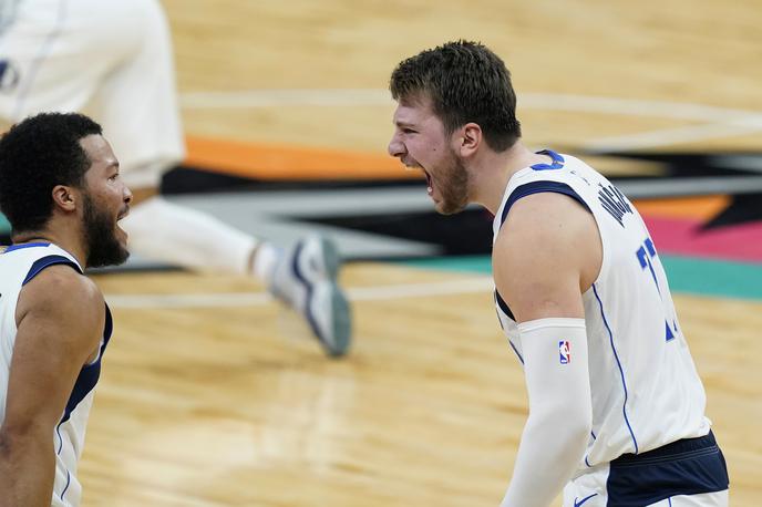 Luka Dončić | Luka Dončić in Jalen Brunson sta naredila ključen del ob koncu tekme s San Antonio Spurs. | Foto Guliverimage