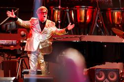 Elton John se je z velikim spektaklom poslovil od Britancev #foto