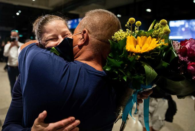 Tina Trstenjak in njen trener Marjan Fabjan sta sinoči po celodnevnem potovanju pripotovala domov. V domovino sta prinesla tudi srebrno olimpijsko medaljo, že šesto v zbirki Fabjanovega kluba Sankaku na Lopati. | Foto: Vid Ponikvar/Sportida