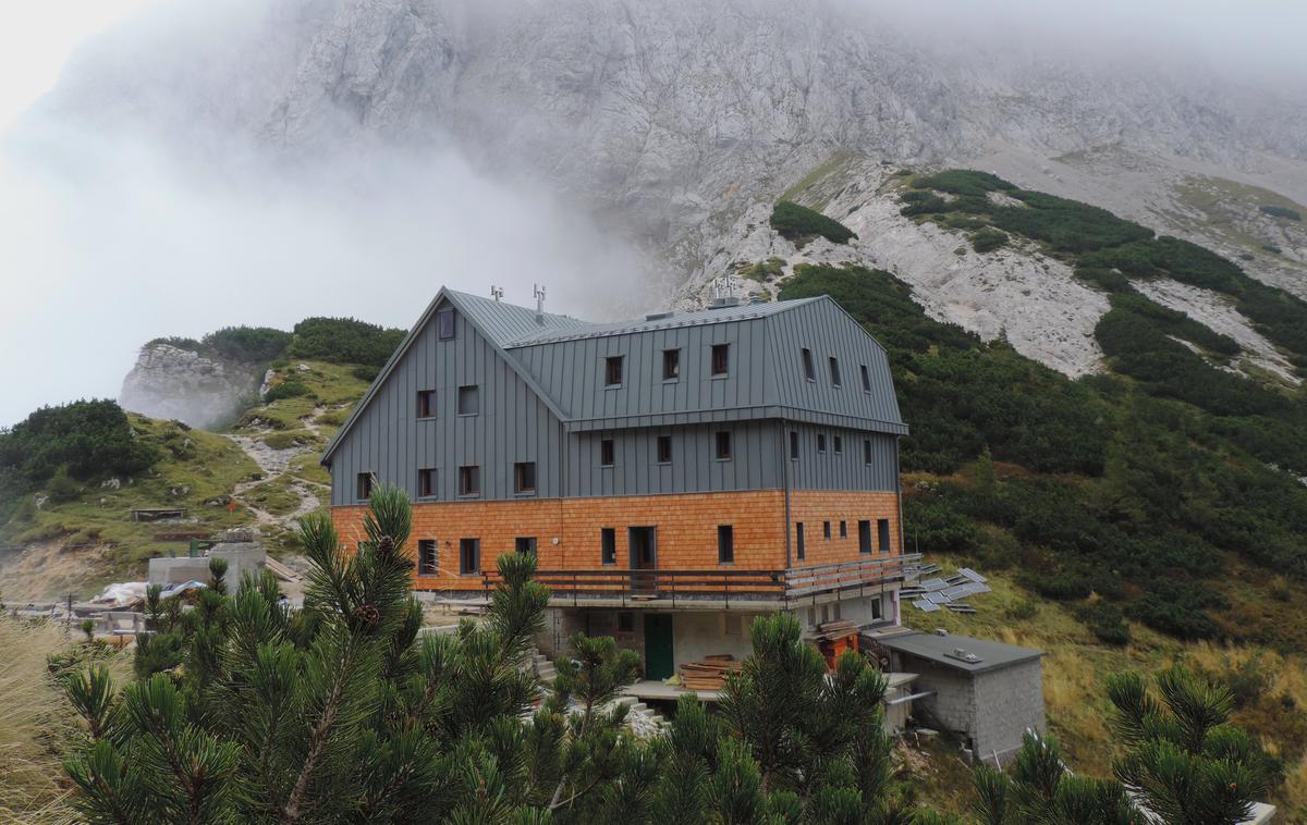 Cojzova koča na Kokrskem sedlu | Med 25 planinskimi kočami v Sloveniji, ki so letos dočakale obnovo ali energetsko sanacijo, je tudi Cojzova koča na Kokrškem sedlu.  | Foto Matej Ogorevc