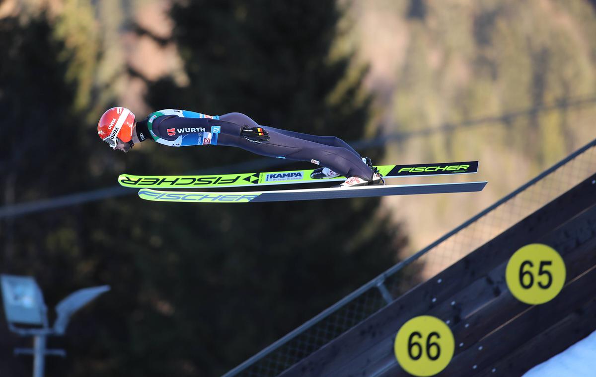 Markus Eisenbichler | Markus Eisenbichler je v prvi seriji tekme v Garmisch-Partenmkirchnu poletel daleč, imel ob doskoku obilico težav, od sodnikov pa prejel (pre)visoke ocene. | Foto Guliverimage