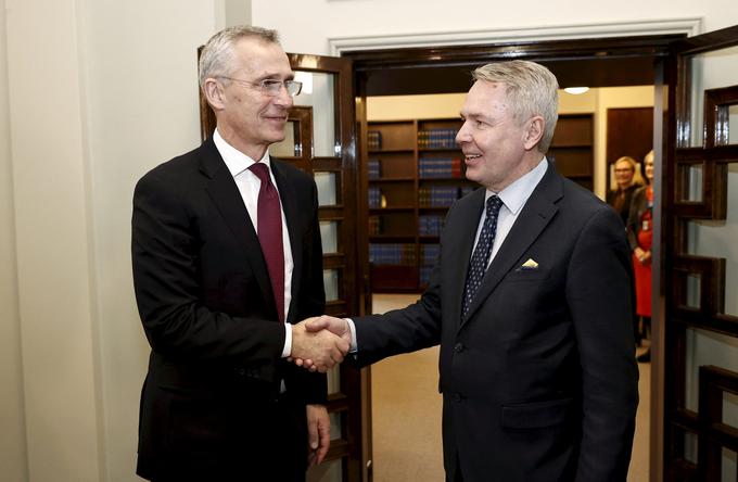 Generalni sekretar Nata Jens Stoltenberg in finski zunanji minister Pekka Haavisto med rokovanjem v prostorih finskega parlamenta v Helsinkih na Finskem. | Foto: Reuters