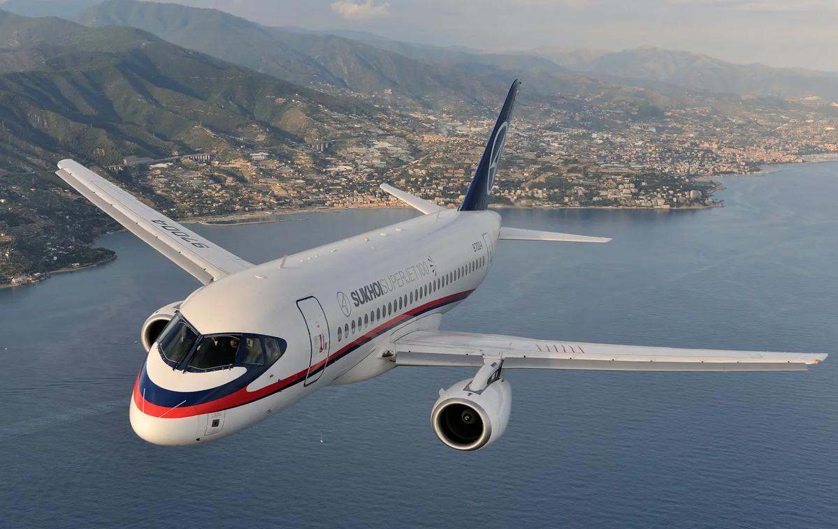 Sukhoi superjet | Zaradi pomanjkanja novih rezervnih delov so Rusi pričeli razstavljati tudi "svoje" letalo Sukhoi superjet 100. | Foto Sukhoi